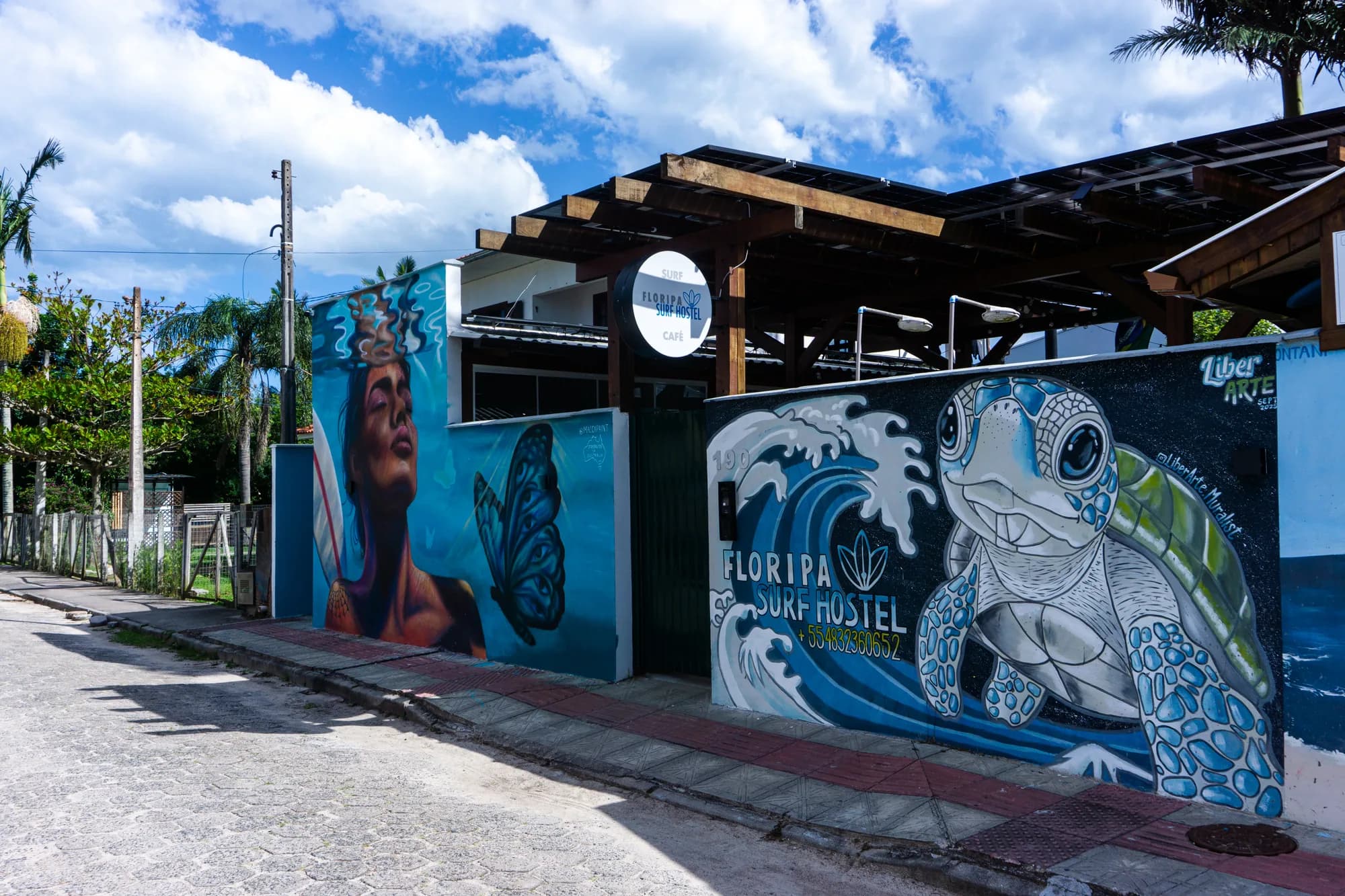 Façade du Floripa Surf Hostel avec fresques