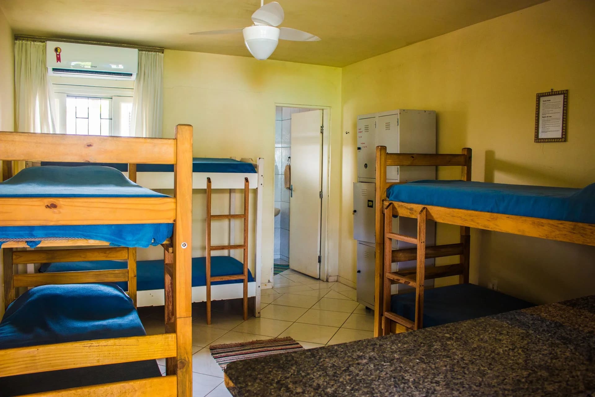 Quarto compartilhado do hostel com beliches
